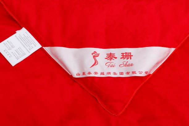 大紅牡丹蠶絲被角標.jpg